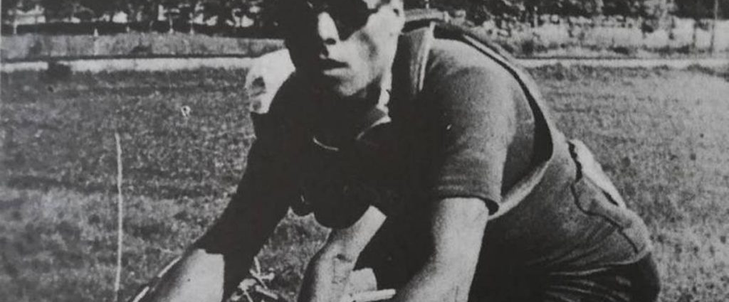 Italian cyclist Luigi Malabrocca wearing the so-called maglia nera jersey awarded to the last rider of the general classification, at the Giro d'Italia 1947.