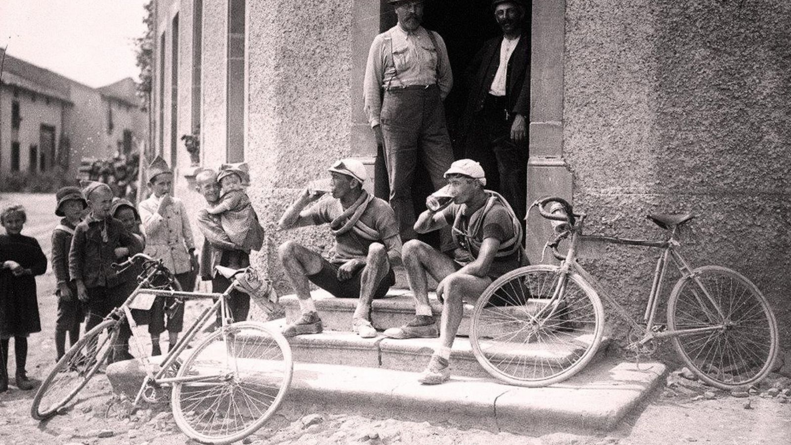 the famous vintage cycling image of drinking beer at Tour de France 1921
