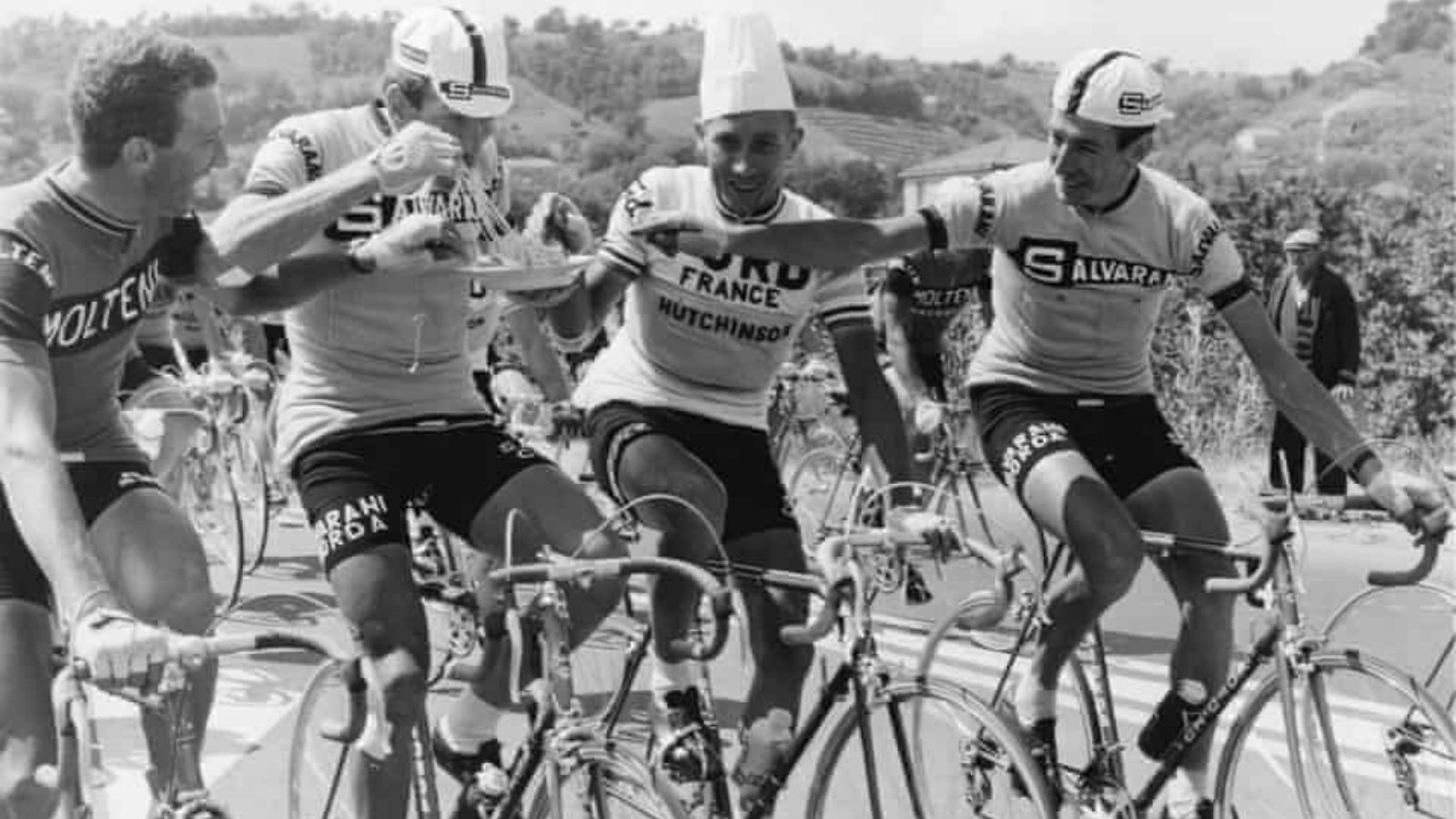 eating pasta at the giro d'italia 1966 famous funny cycling pictures