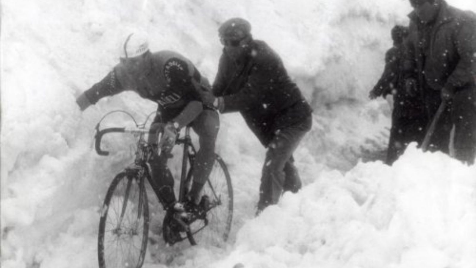 cyclinst struggling the extreme snowy circumstances on the passo stelvio Giro d'Italia 1965