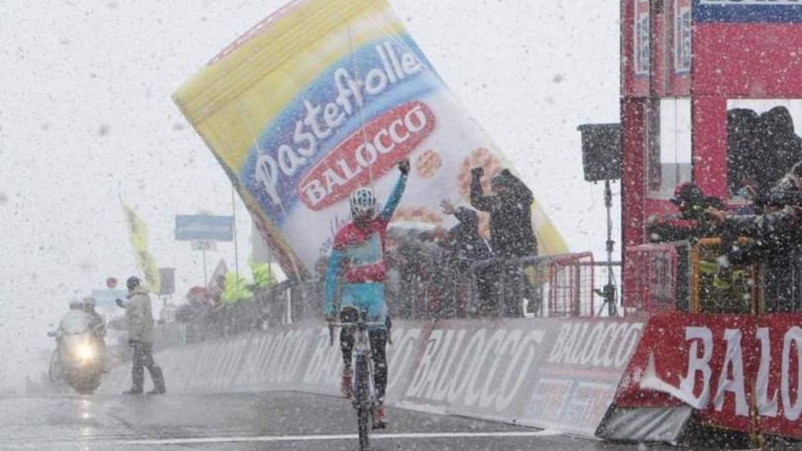 Vincenzo Nibali riding in pink jersey on the snow day of stage 20 at Giro d'Italia 2013