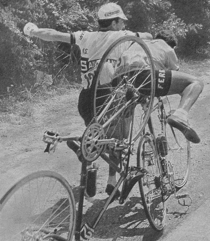 Vito Taccone and Fernando Manzaneque fighting at the Tour de France 1964