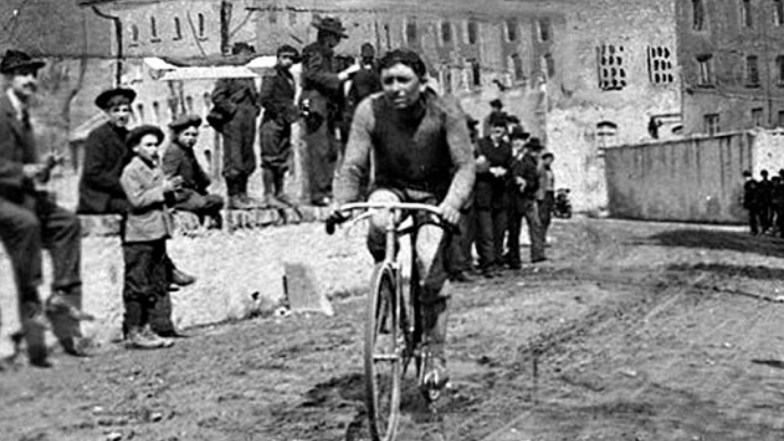 Giovanni Gerbi on the road at the Italian one-day race Giro di Lombardia 1905) 