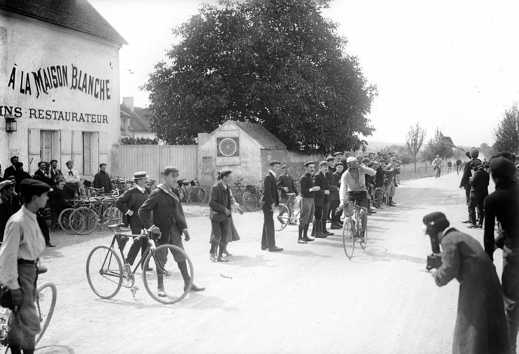 Tour de Framce wnner Luis Trousselier arrives at a checkpoint during Tour de France 1905