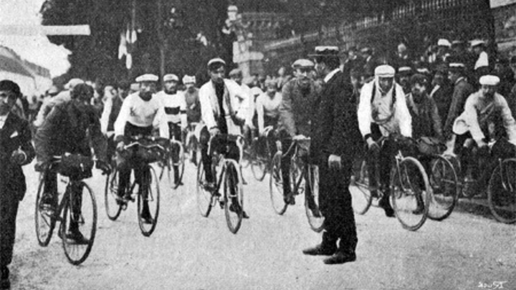 Cyclists at the first stage of the Tour de France 1905