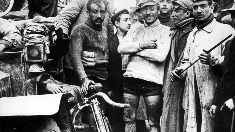 Cyclists posing durig the first Tour de France in 1903.
