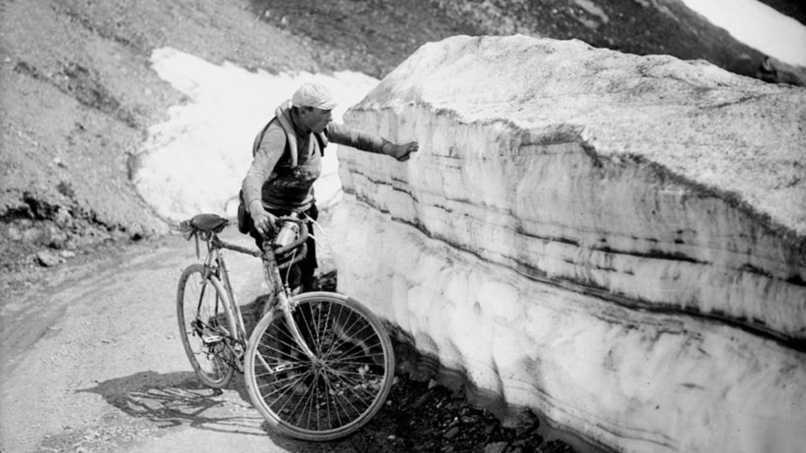 Belgian cyclist Hector Heusghem is refreshing himself with snow at the Tiur de France in 1923