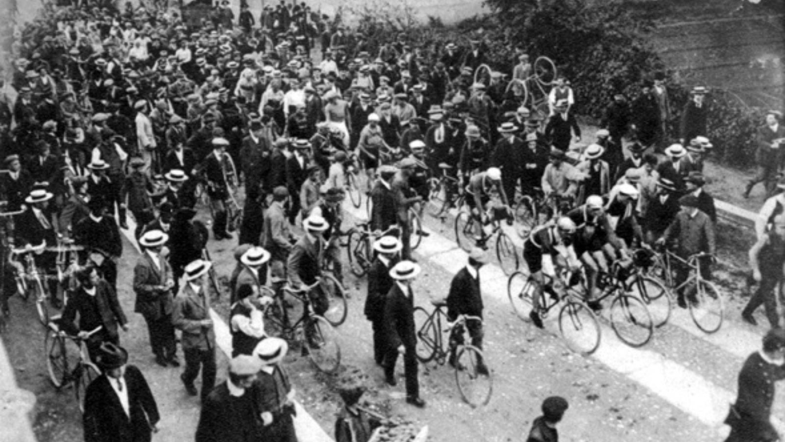 Cyclists at the start Giro d'Italia in 1912