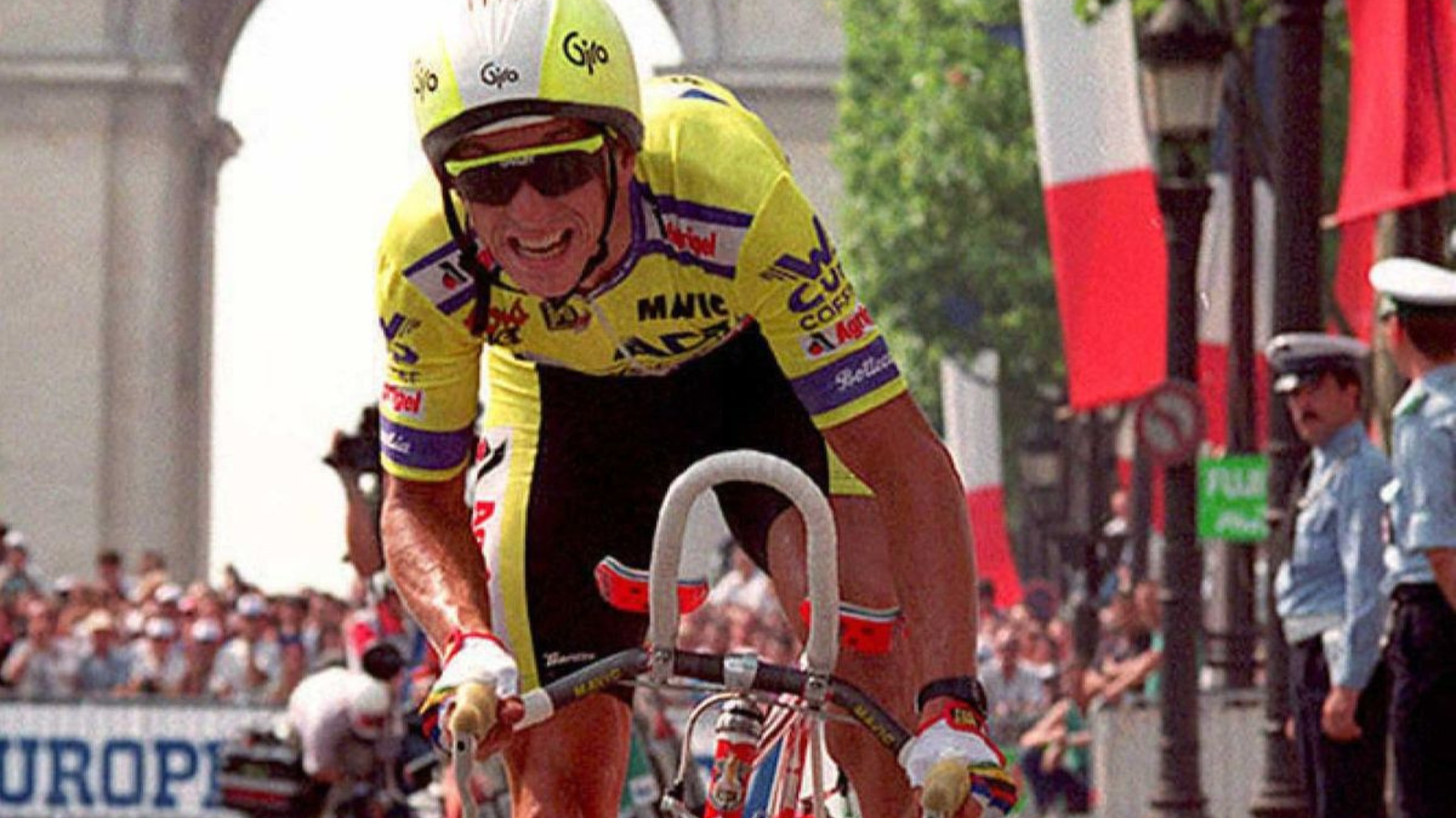 US cyclist Greg Lemond in the final stage, the famous individual time trial in Paris of Tour de France 1989