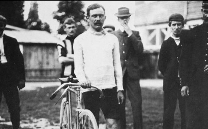 Lén Houa, winner of the first Liége-Bastonge-Liége posijg with his bicycle