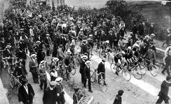 Black ad white vintage cycling image of the start of the 4th Giro d'Italia (19 Nay 1913)