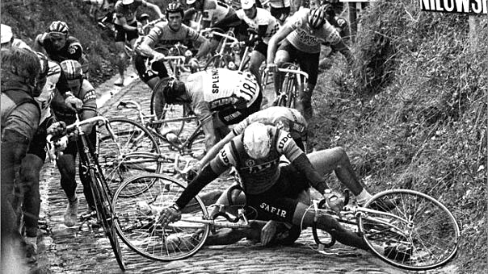 A huge crash on the Koppenberg, riders are stumbling upon eachother at the Ronde van Vlaanderen in the 1980s.