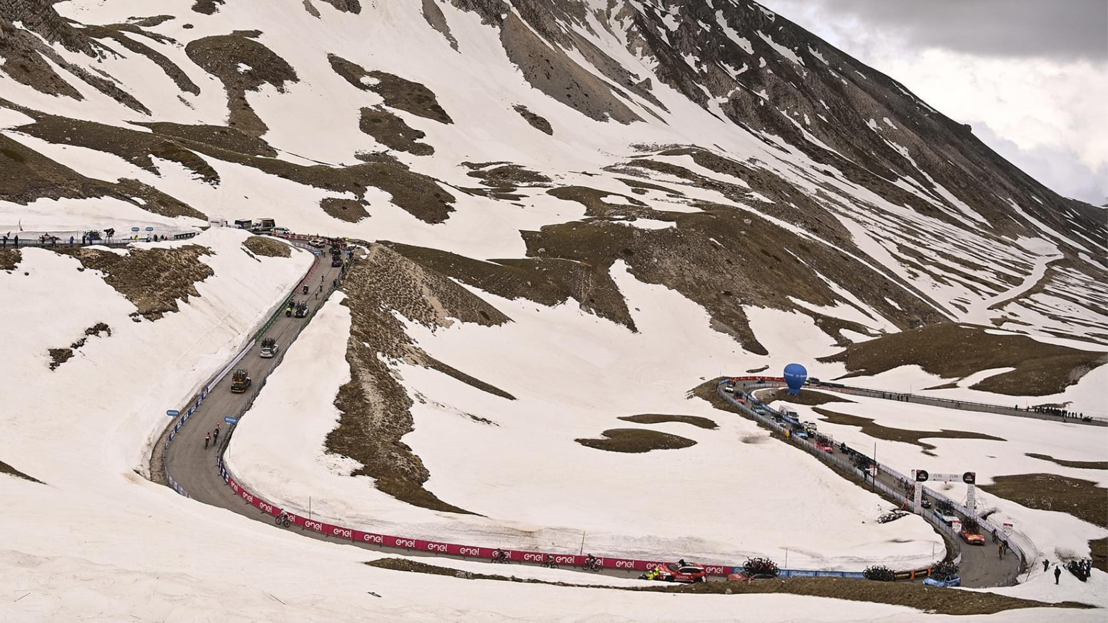 Snow at Giro d'Italia 2023 Stage 7.