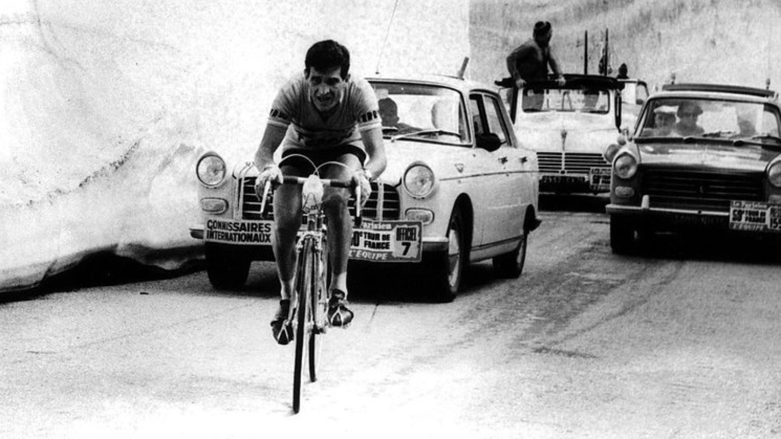 Snow on the Col d'Iseran in 1963, while Fernando Manzaneque wins the stage. 