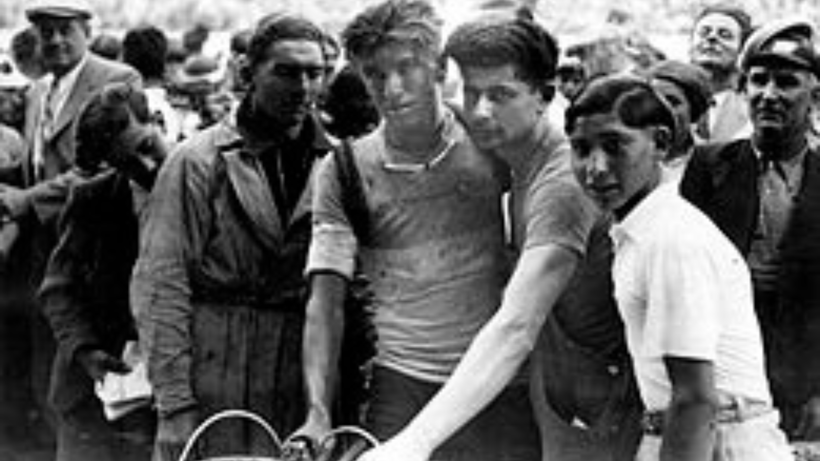 Theo Middelkamp (1914-2005), the first Dutch cyclist to win a Tour de Frsnce stage posing with fans in 1936