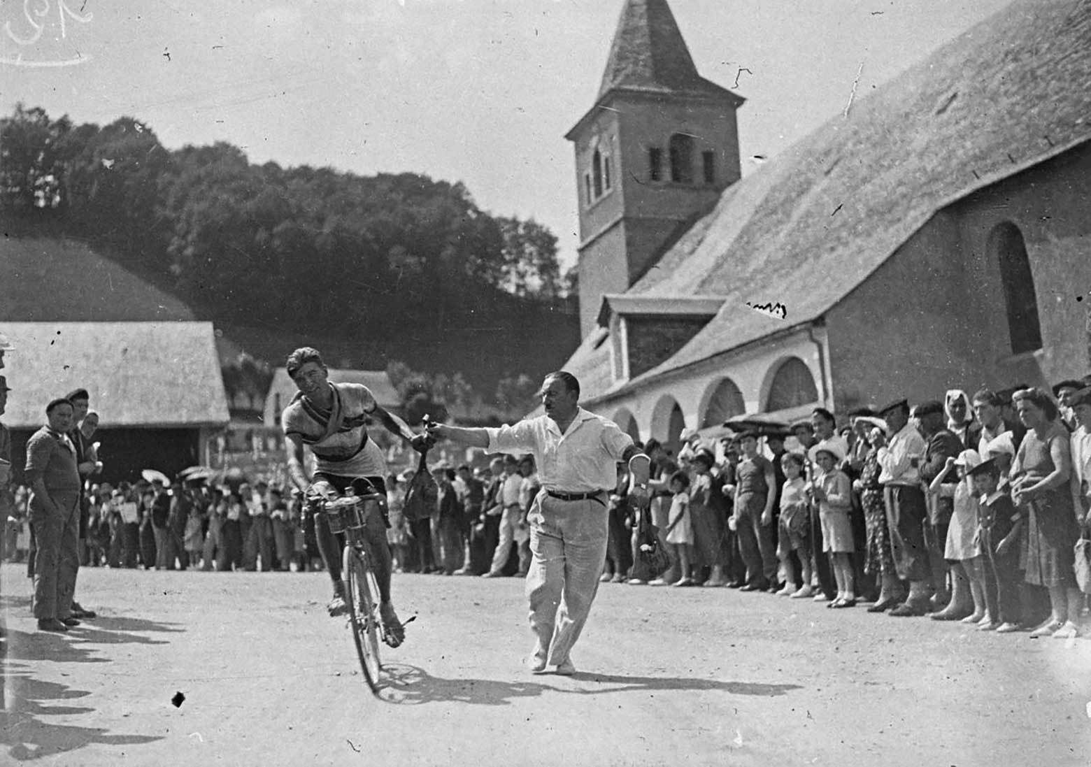 Dutch cyclist Theo Middelkamp receiving a musette during the 8th stage of Tour de France 1938