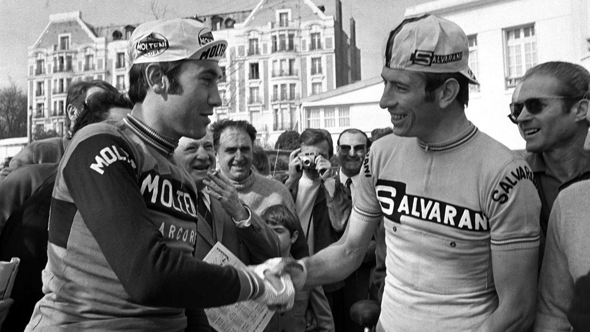 Eddy Merckx and Felice Gimondi shaking hands 