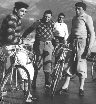 Fausto and Serse Coppi and some other cyclits are posing at a training ride in a very stylish outfit. 