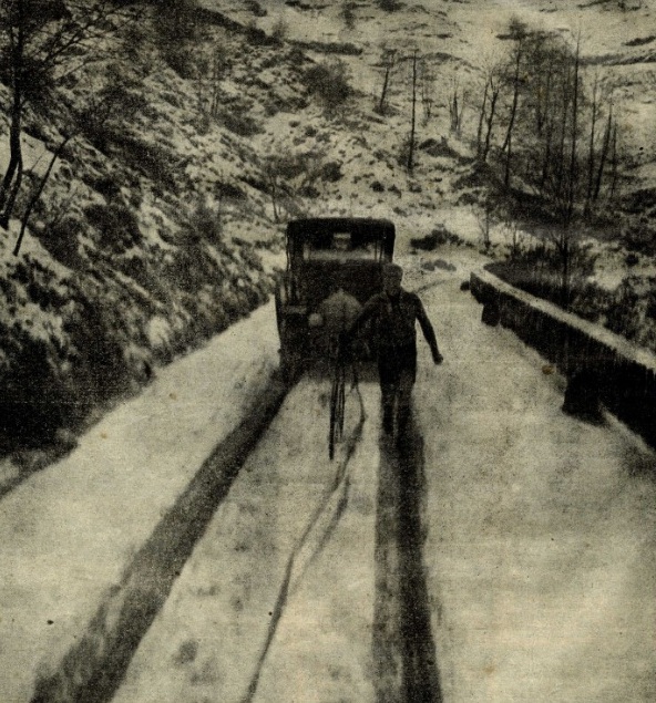 Snow on the road of Turchino Pass at Milano-Sanremo 1910.