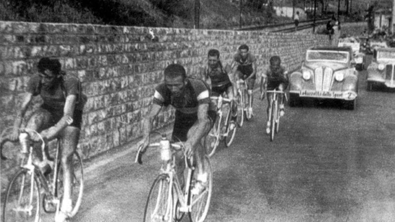 Fausto Coppi with a bunch of other cyclists during Guro d'Italia in 1940